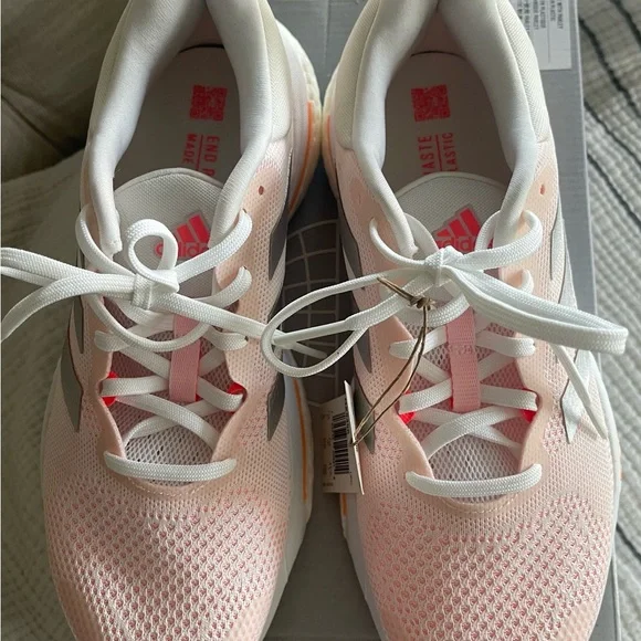 NIB. Adidas Women's Solar Glide 5 White/Silver/ Lite Pink Size 9 - Picture 2 of 14